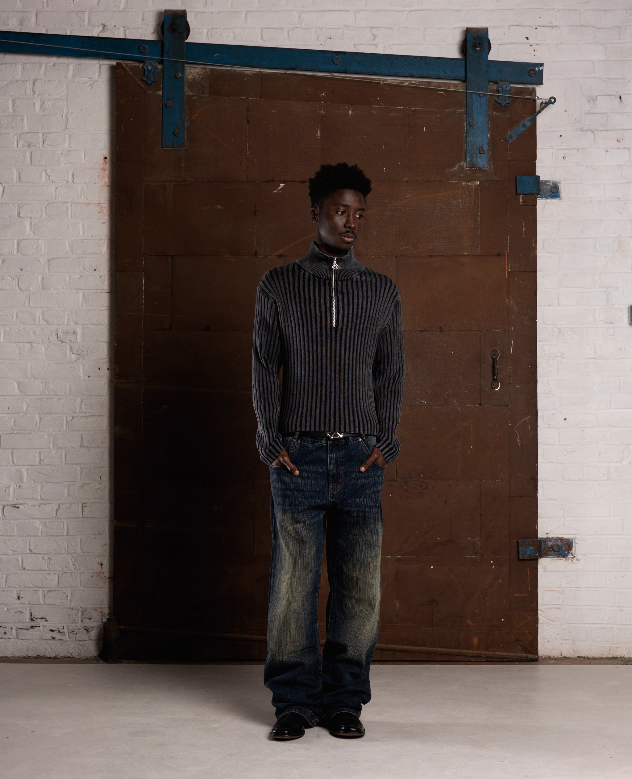 BLACK FITTED RIBBED KNITWEAR